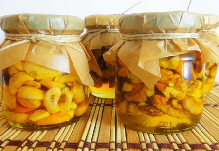 Darčeky na zjedenie - Orechy v mede